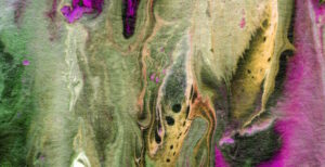 Fondo artístico abstracto de acuarela con manchas verdes, violetas y ocres en forma fluida