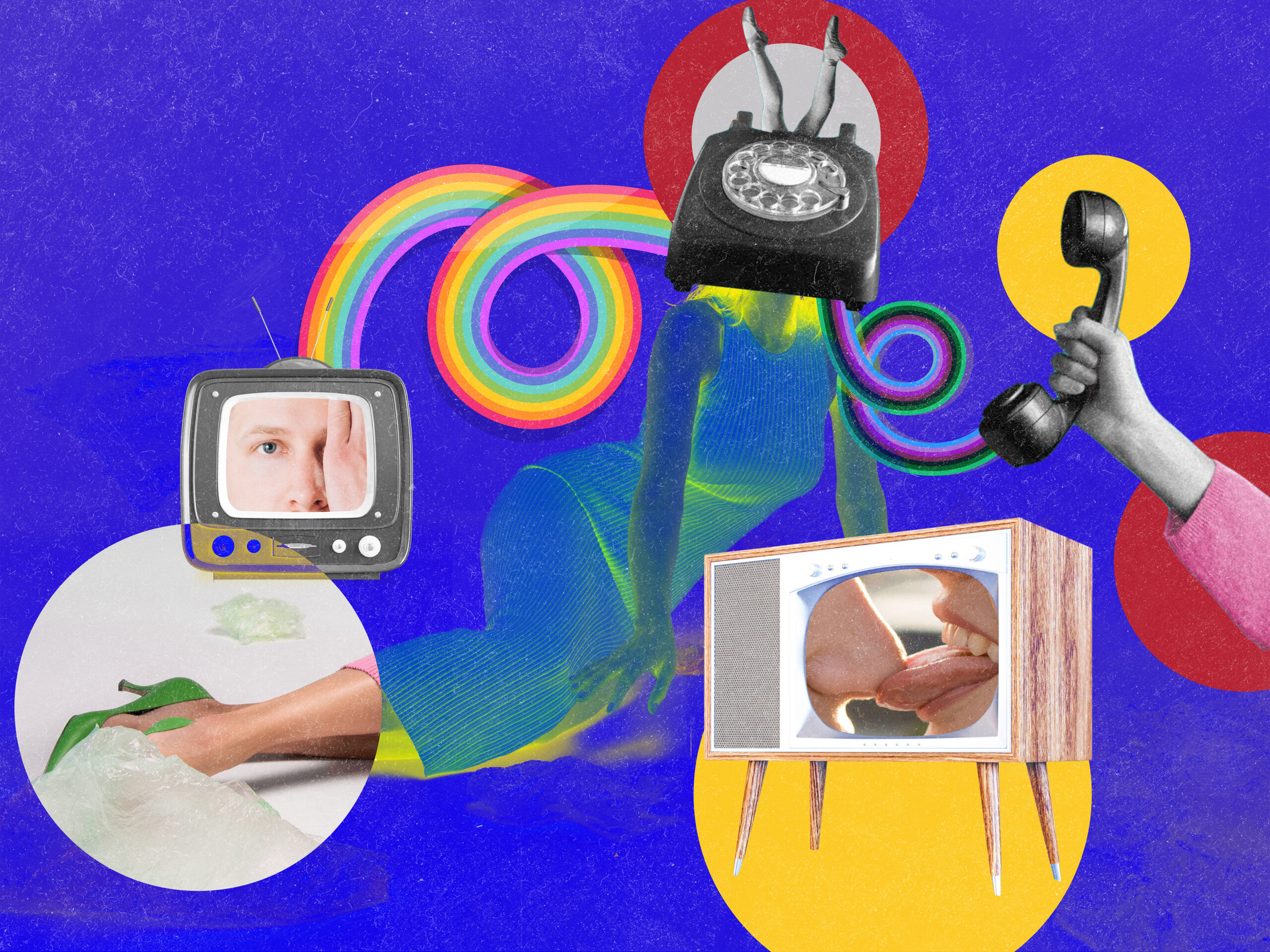 Collage colorido con fondo azul que muestra una figura humana con un teléfono antiguo como cabeza, televisores con imágenes de un ojo y una lengua, una mano sujetando una hoja y burbujas de plástico, y una mano que sostiene un auricular telefónico. Arcos iris conectan los elementos, simbolizando los sentidos.
