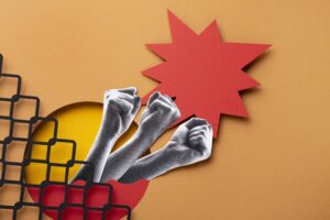 Collage artístico con tres puños levantados que atraviesan una rejilla negra y un círculo amarillo-rojo, acompañados de una figura estrellada roja sobre fondo naranja.