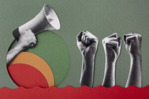 Collage con una mano sosteniendo un megáfono y tres brazos levantados con el puño cerrado sobre fondo verde y formas de papel en rojo, naranja y verde.