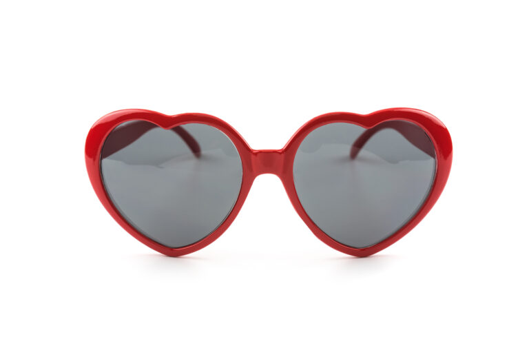 Cómo se volvieron populares las gafas de sol con forma de corazón