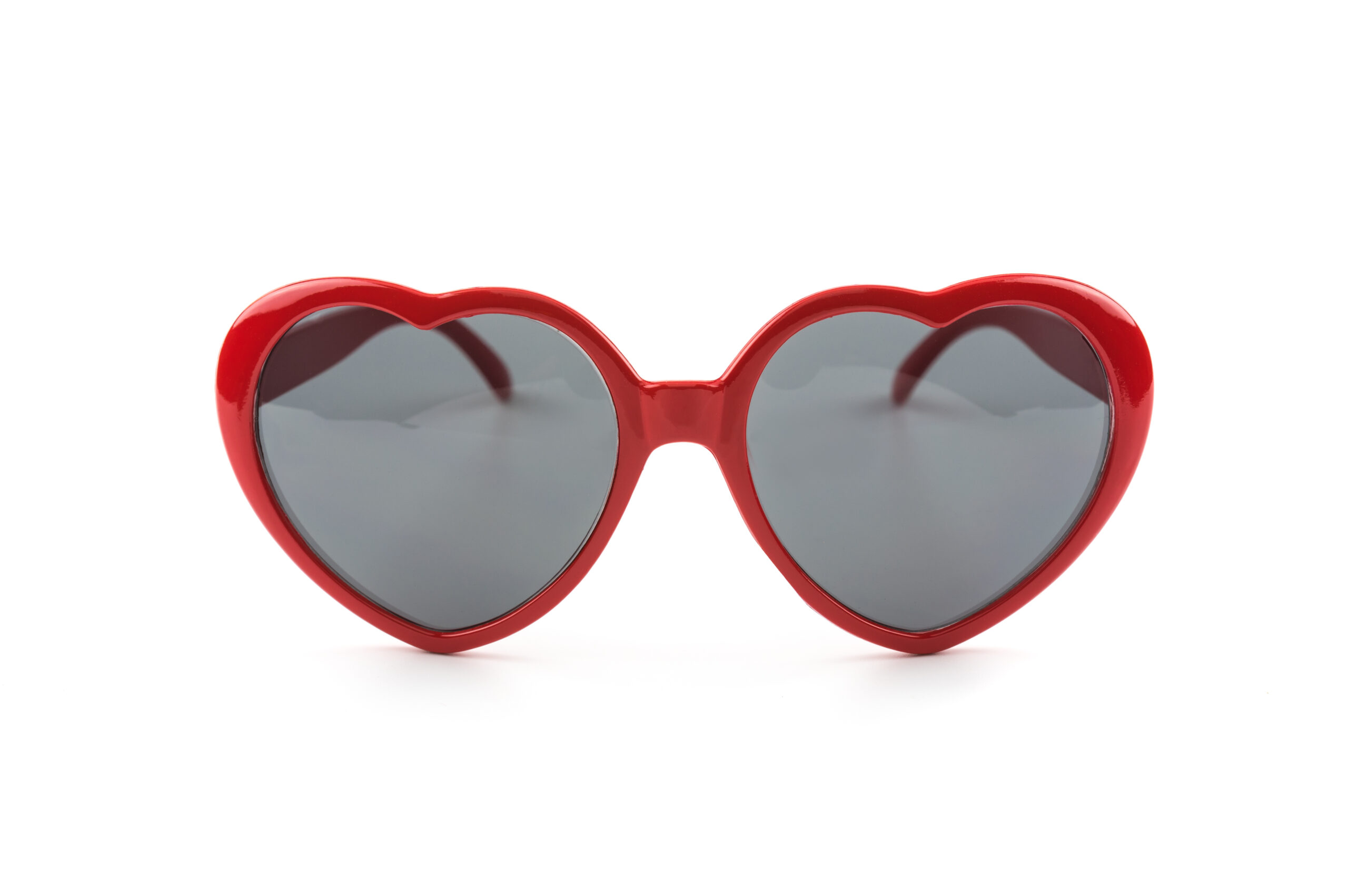 Gafas de sol rojas con forma de corazón sobre fondo blanco