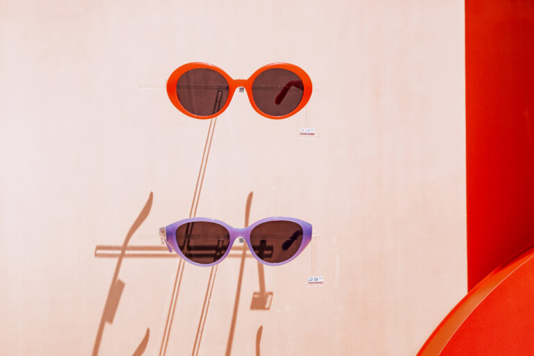 Diseños minimalistas en gafas de sol