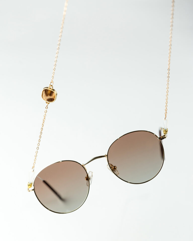 Gafas con cadenas y accesorios: la vuelta de un detalle olvidado